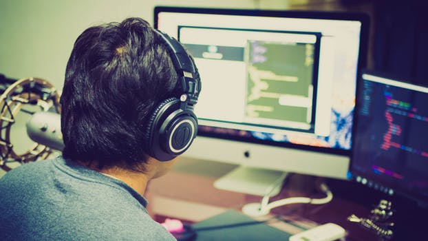 تصویر: https://www.sourcebaran.com/wp-content/uploads/2018/05/8-personal-traits-that-make-a-successful-programmer-5060.jpg